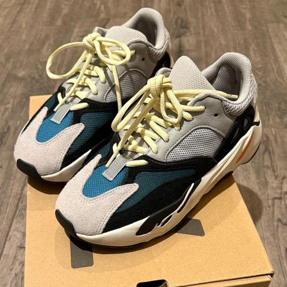 Yeezy Boost 700 - Picture 4 of 5